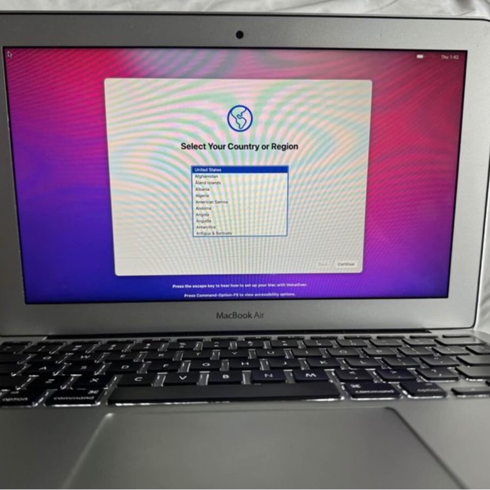MacBook Air - Picture 3 of 4